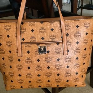 Mcm purse comes with wallet in the inside